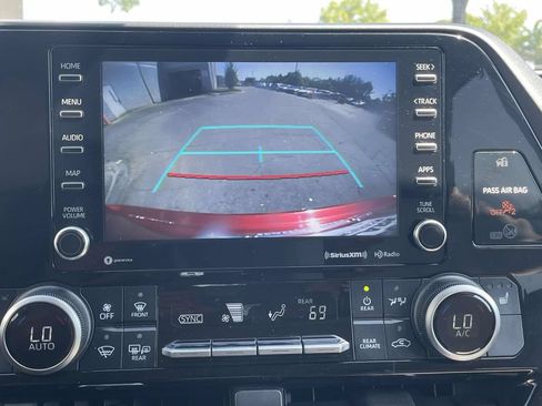 Used 2021 Toyota Highlander XLE AWD/4WD image 29