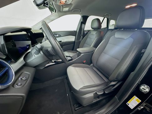Used 2025 Chevrolet Trax LT FWD image 13