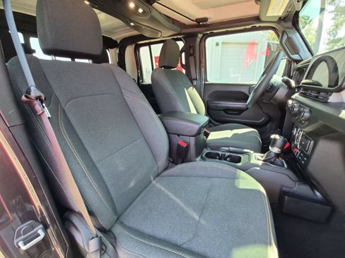 Used 2024 Jeep Gladiator Sport AWD/4WD image 29
