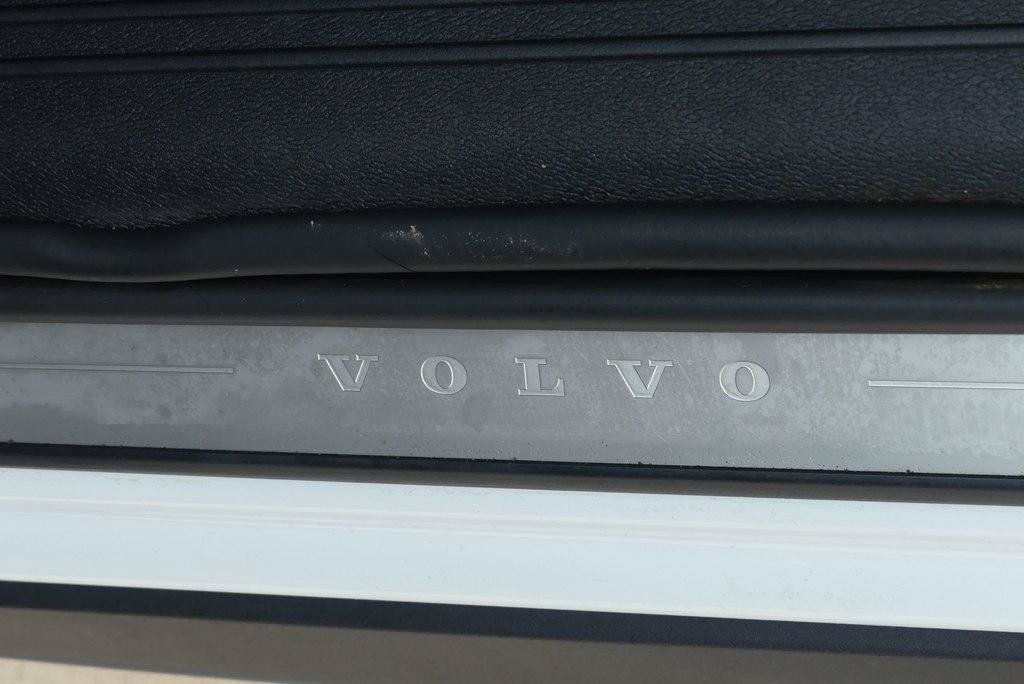 Used 2024 Volvo XC40 B5 Plus AWD/4WD image 12