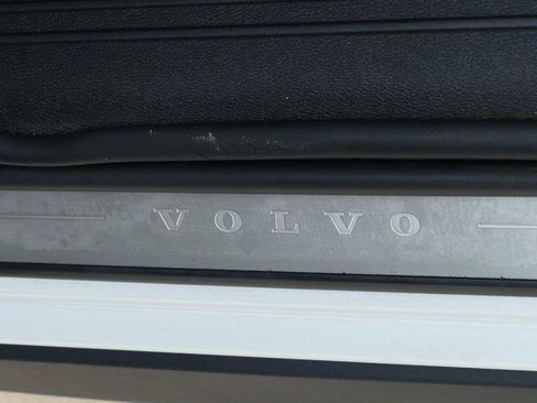 Used 2024 Volvo XC40 B5 Plus AWD/4WD image 12