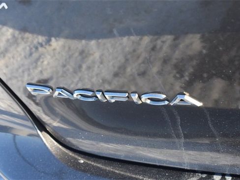 Used 2018 Chrysler Pacifica Touring-L image 15