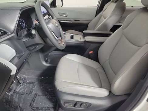 Used 2026 Toyota Sienna XLE FWD image 19