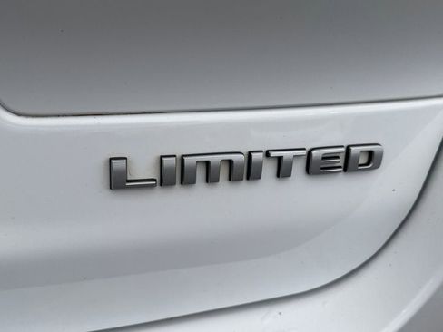 Used 2024 Jeep Grand Cherokee L Limited AWD/4WD image 6