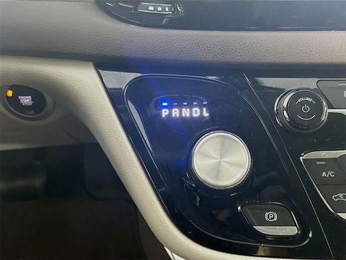 Used 2020 Chrysler Voyager LX image 16