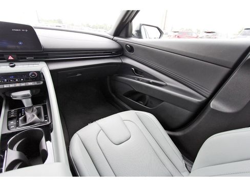 Used 2024 Hyundai Elantra Limited image 12