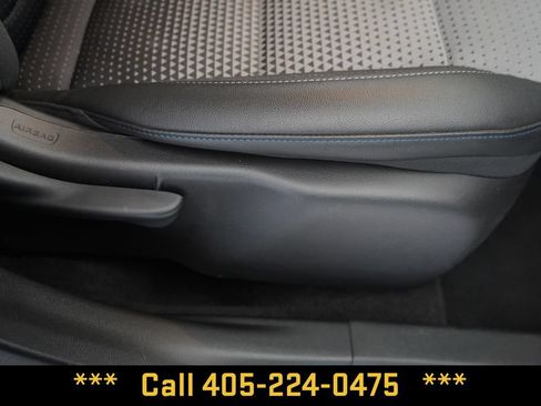 Used 2025 Chevrolet Trax LT FWD image 21
