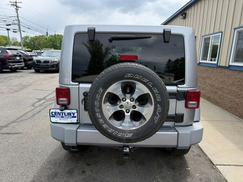 Used 2016 Jeep Wrangler Unlimited Sahara w/ Connectivity Group AWD/4WD image 7