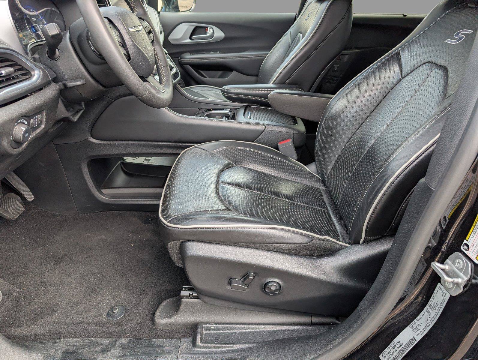 Used 2025 Chrysler Pacifica Limited FWD image 14