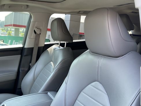 Used 2023 Toyota Highlander XLE FWD image 19