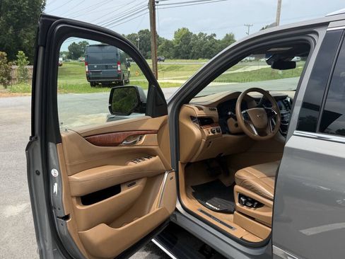 Used 2017 Cadillac Escalade Platinum AWD/4WD image 12