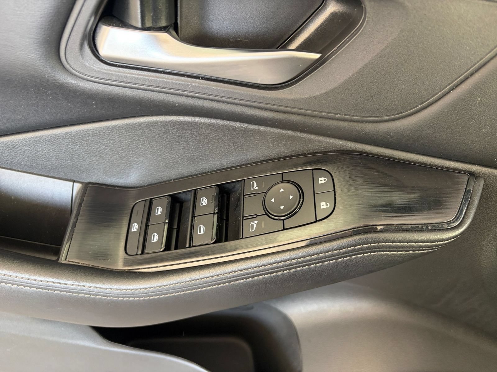 Used 2025 Nissan Rogue SV AWD/4WD image 18