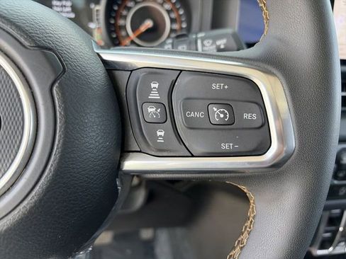 Used 2025 Jeep Wrangler Sahara image 23