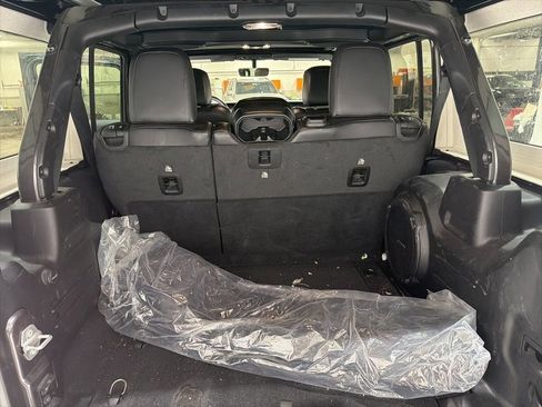 Used 2021 Jeep Wrangler Unlimited Sahara image 38