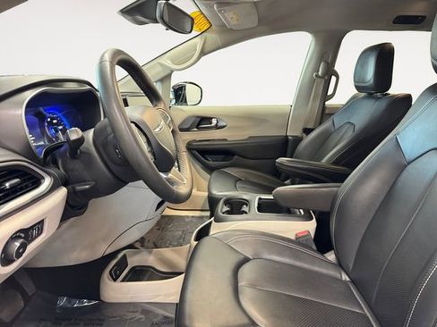 Used 2024 Chrysler Pacifica Touring-L FWD image 7