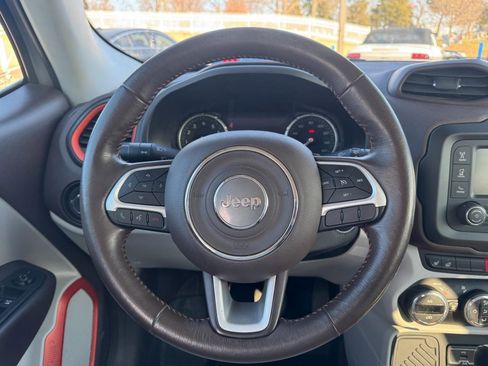 Used 2017 Jeep Renegade Limited image 12