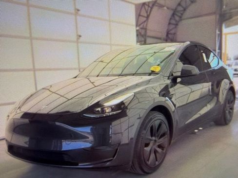 Used 2025 Tesla Model Y Long Range RWD image 5