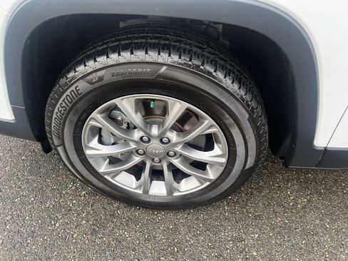 Used 2019 Jeep Cherokee Latitude Plus AWD/4WD image 9
