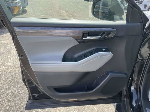 Used 2021 Toyota Highlander Limited FWD image 15