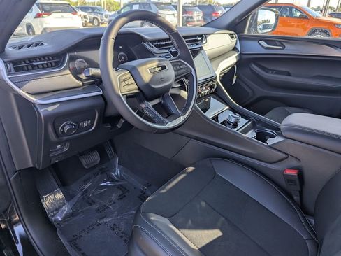 New 2025 Jeep Grand Cherokee Altitude image 14