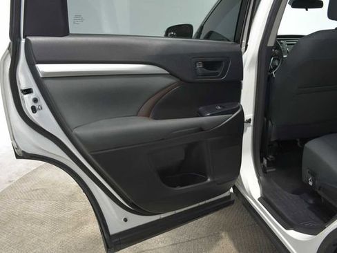 Used 2016 Toyota Highlander LE image 21