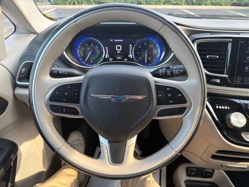 Used 2018 Chrysler Pacifica Limited FWD image 13