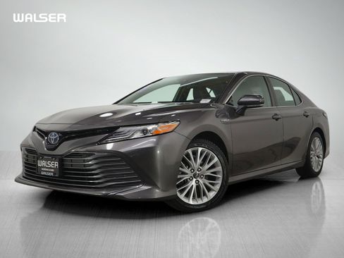 Used 2020 Toyota Camry XLE image 1