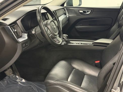 Used 2019 Volvo XC60 T6 Momentum w/ Multimedia Package AWD/4WD image 31