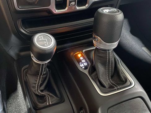 Used 2020 Jeep Wrangler Unlimited Sahara w/ Uconnect 4C Nav & Sound Group AWD/4WD image 29