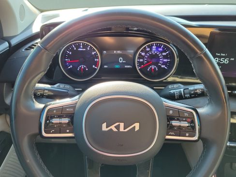 Used 2023 Kia Carnival EX FWD image 18