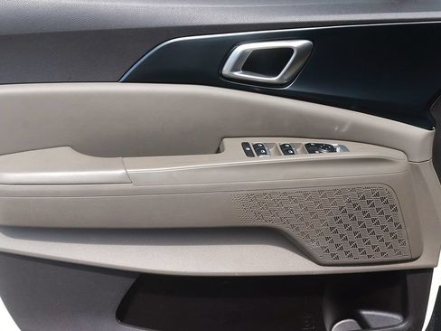 Used 2025 Kia Carnival FWD image 10