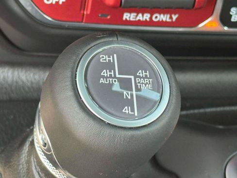 Used 2025 Jeep Wrangler Unlimited Rubicon AWD/4WD image 27