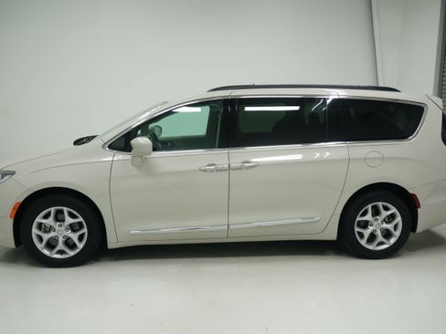 Used 2017 Chrysler Pacifica Touring-L w/ Tire & Wheel Group FWD image 7