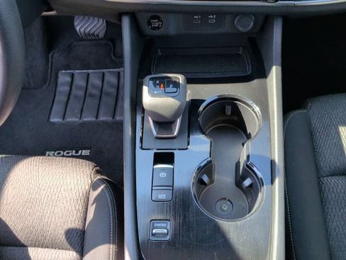 Used 2024 Nissan Rogue SV FWD image 19