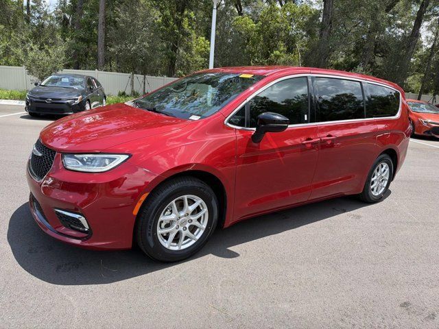 Used 2025 Chrysler Pacifica Select FWD image 5