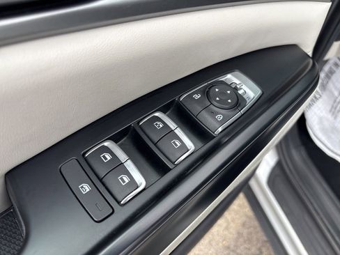 Used 2023 Kia Carnival LX FWD image 15