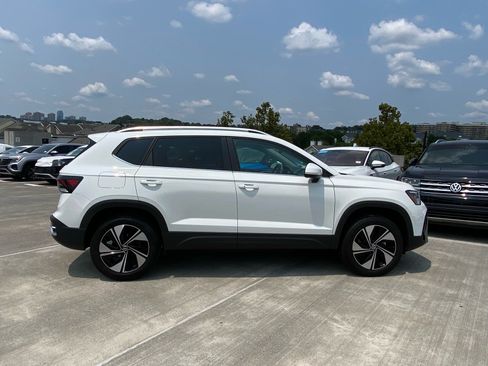 Used 2025 Volkswagen Taos SE AWD/4WD image 2