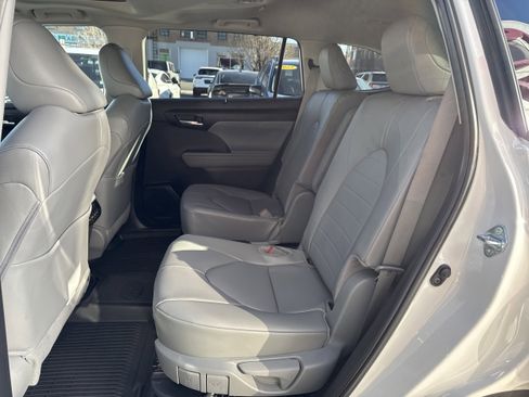 Used 2026 Toyota Highlander XLE image 11