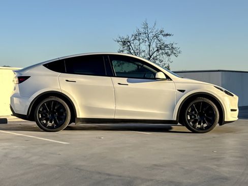 Used 2021 Tesla Model Y Long Range image 9
