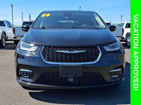Used 2024 Chrysler Pacifica Touring-L FWD image 2