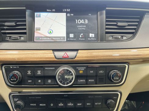 Used 2019 Kia Cadenza Technology image 16