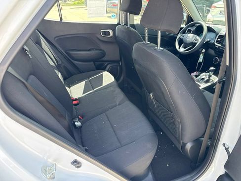 Used 2024 Hyundai Venue SE FWD image 16