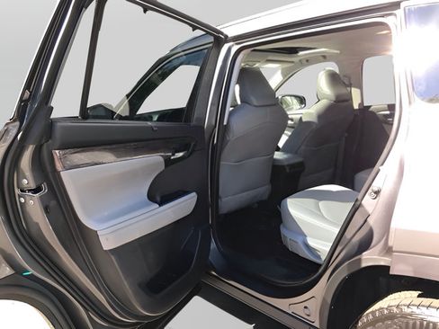 Used 2021 Toyota Highlander Limited AWD/4WD image 10
