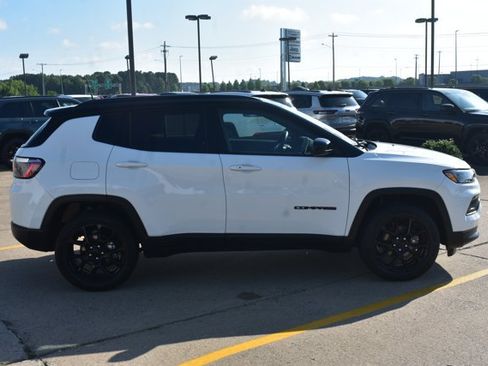 Used 2022 Jeep Compass Latitude w/ Sun and Sound Group AWD/4WD image 4