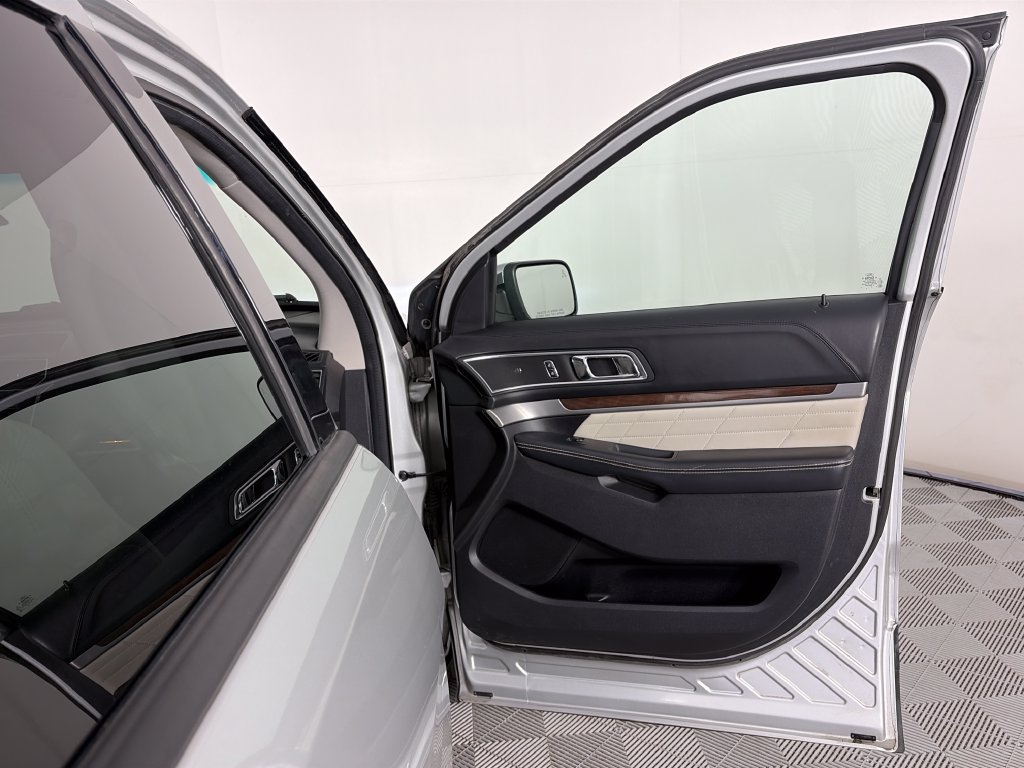Used 2016 Ford Explorer Platinum AWD/4WD image 29