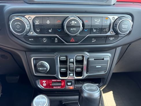 Used 2020 Jeep Wrangler Unlimited Rubicon w/ Uconnect 4C Nav & Sound Group AWD/4WD image 19