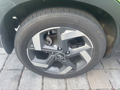 Used 2023 Hyundai Venue SEL image 6