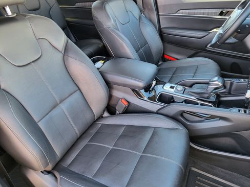 Used 2024 Kia Telluride EX w/ EX Captain's Chair Package image 15