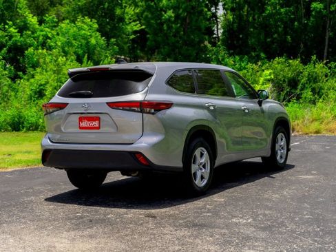 Used 2023 Toyota Highlander LE FWD image 7