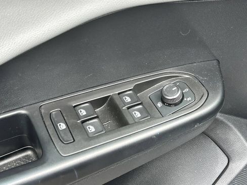 Used 2022 Volkswagen Taos SE FWD image 19